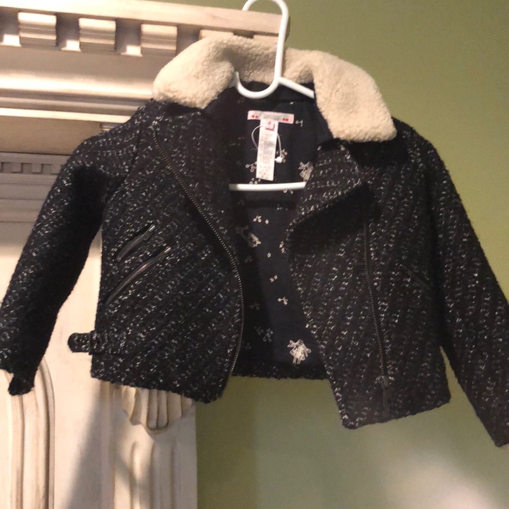 chic Black Tweed Jacket with Faux Fur Collar